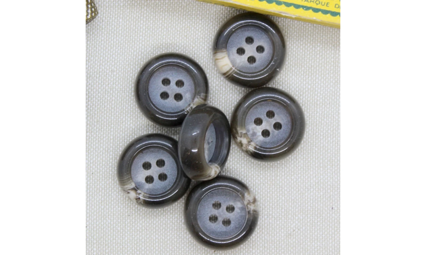 6 boutons / 22,5MM / Brun