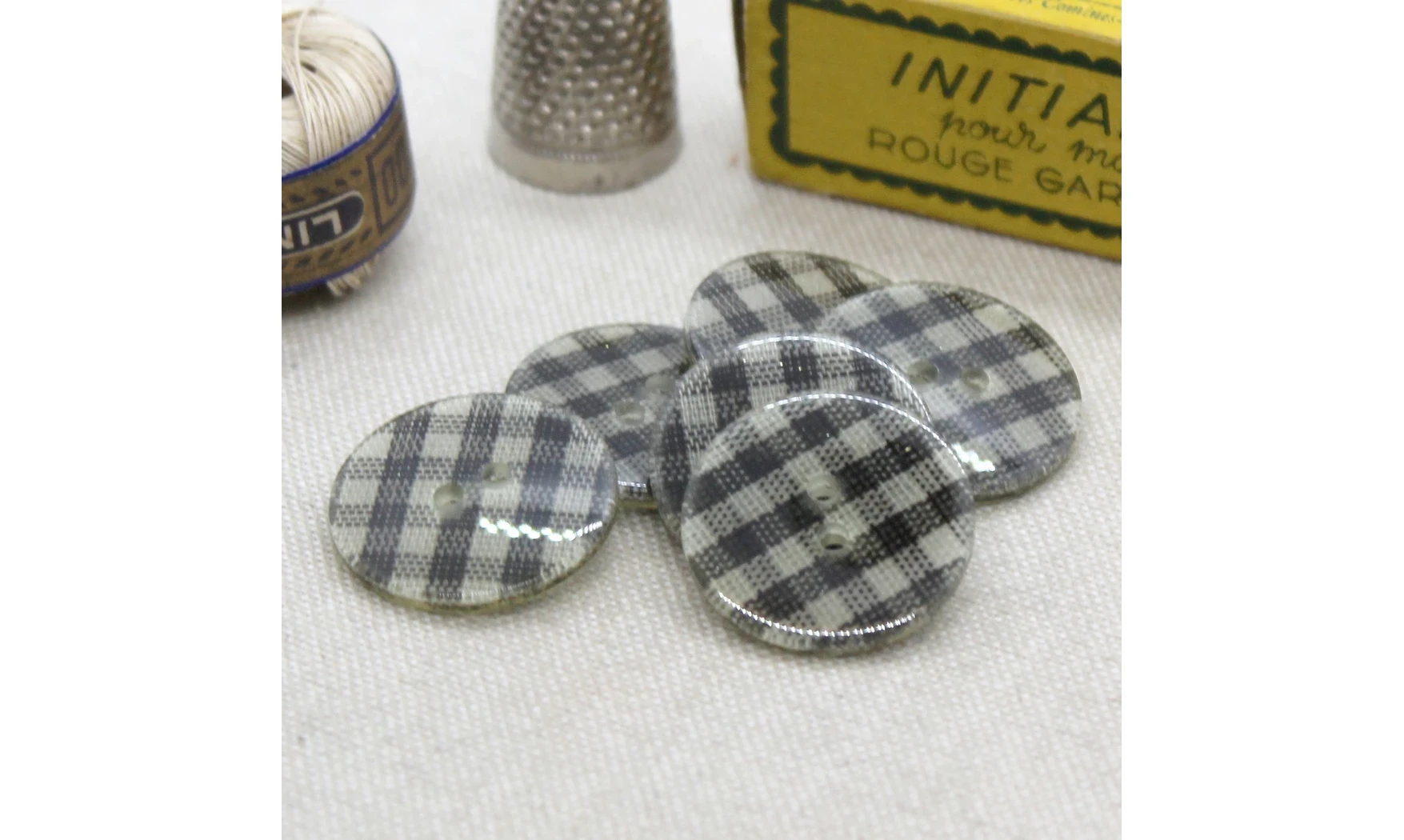 Vintage button 038A