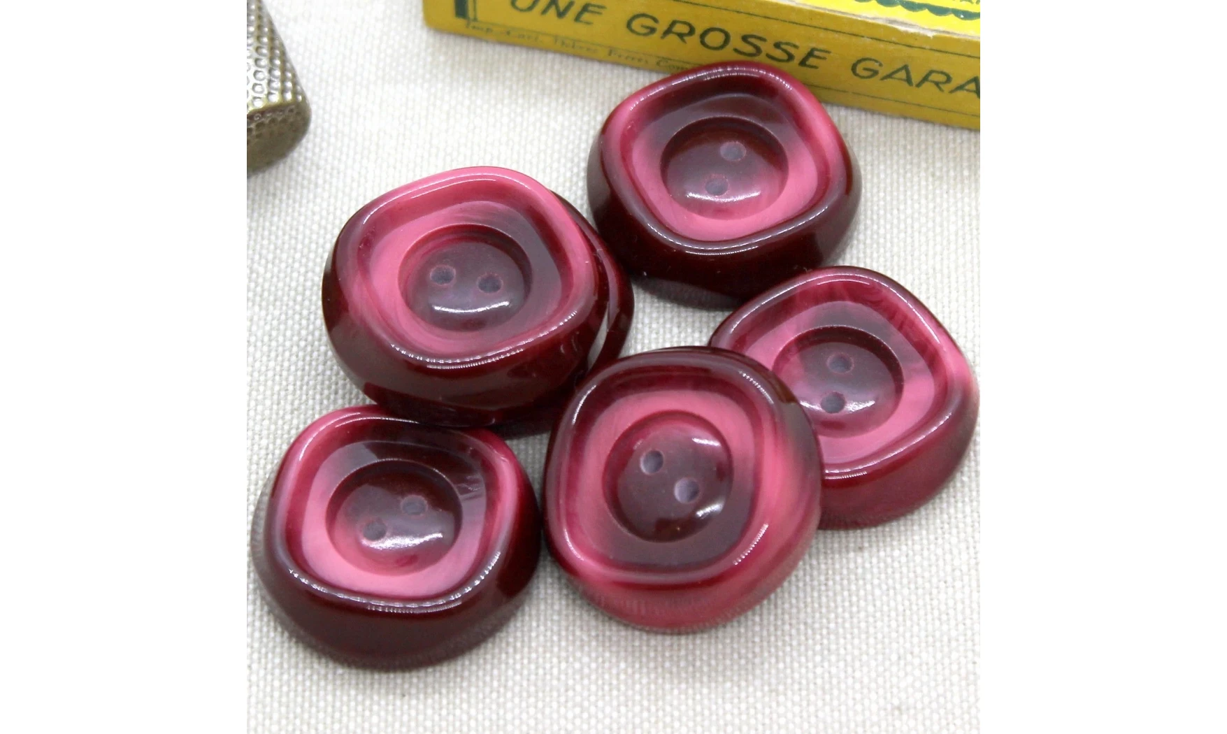 6 boutons / 28MM / Rouge