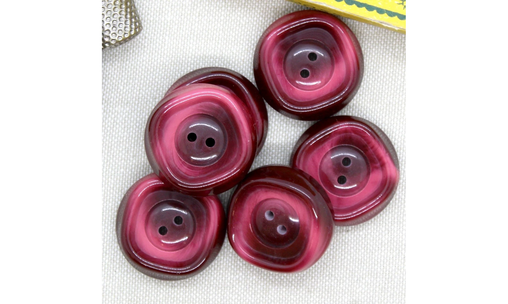 6 boutons / 28MM / Rouge