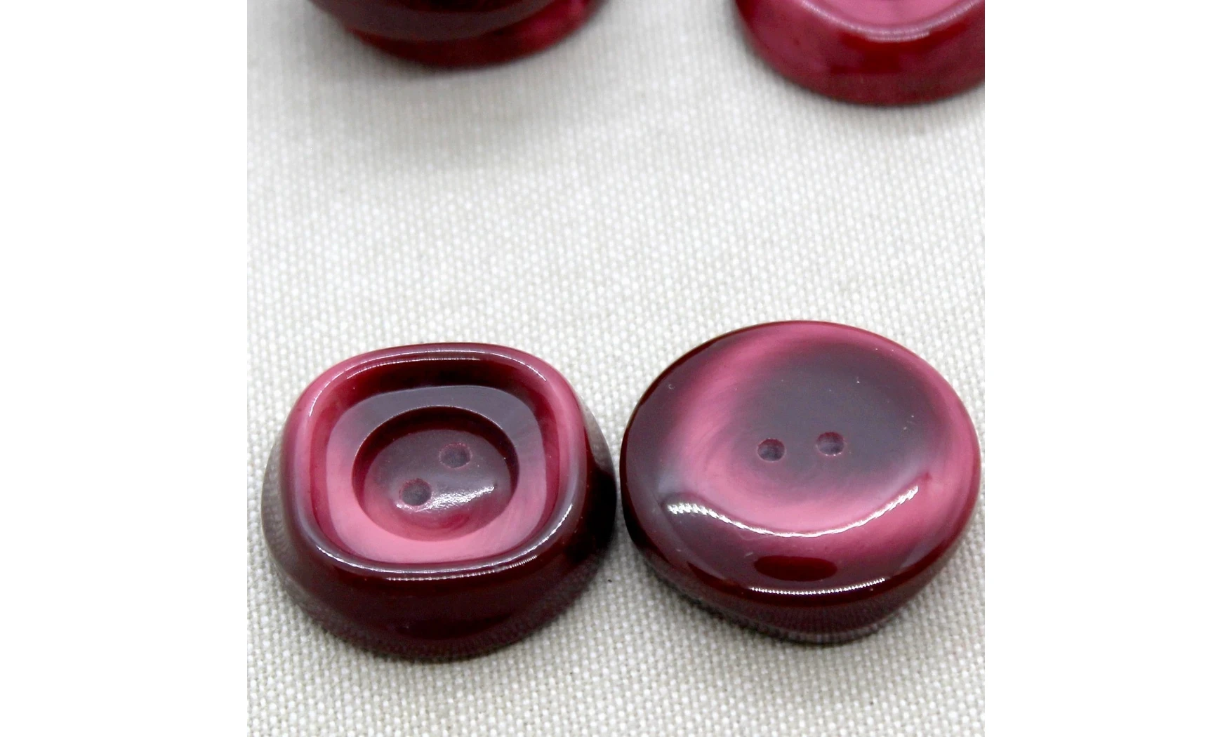 6 boutons / 28MM / Rouge