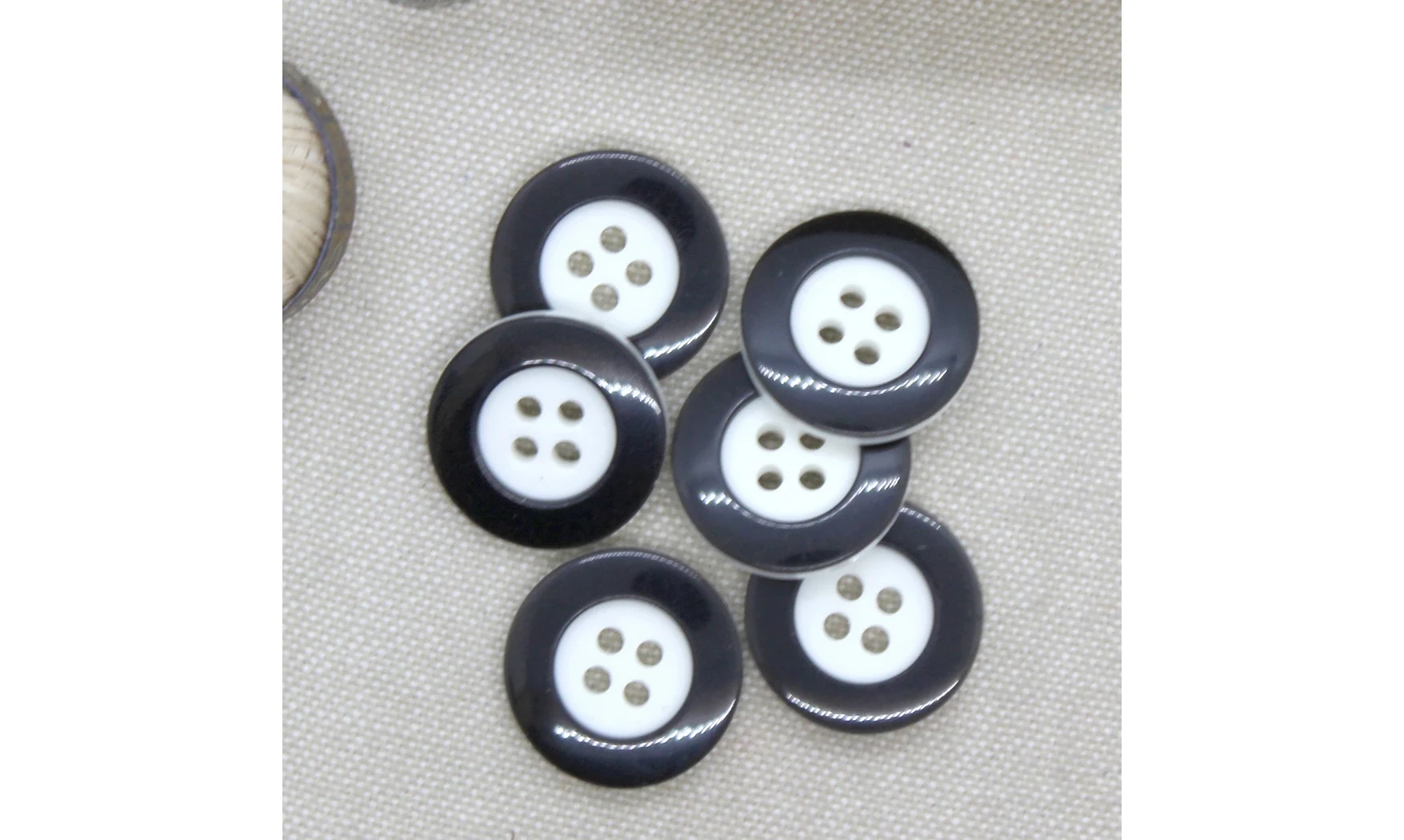 6 Boutons / 20MM / Noir et blanc