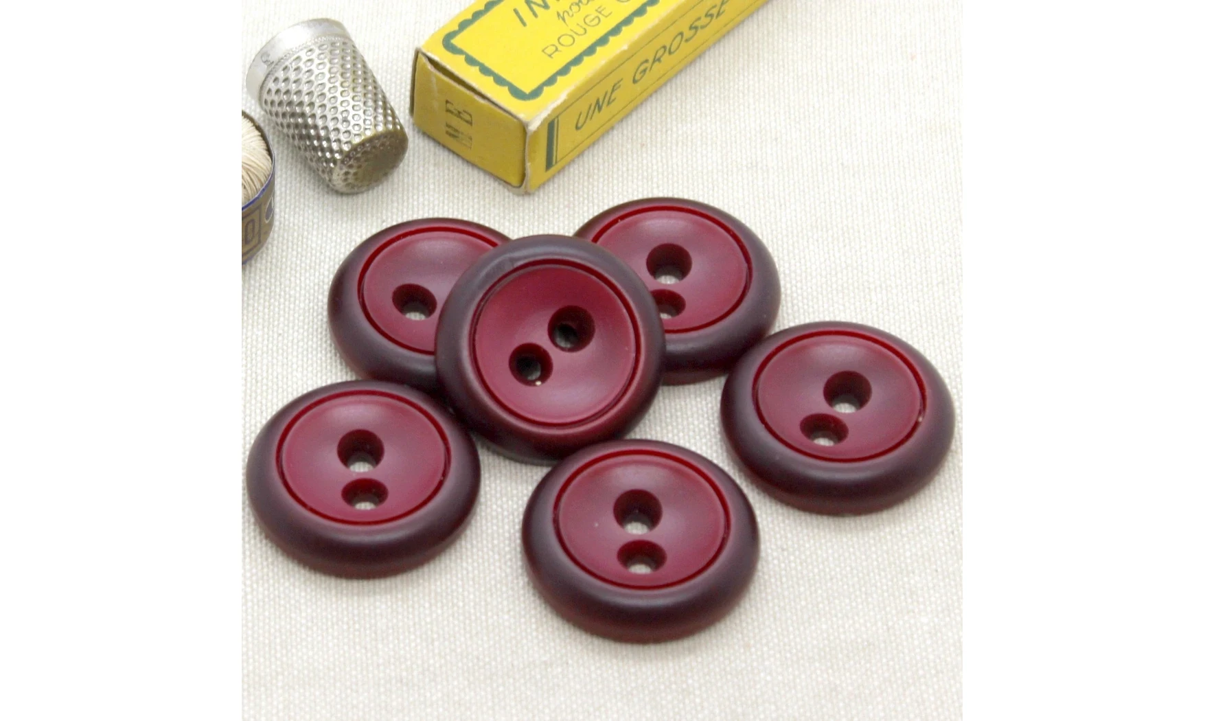 6 boutons / 31MM / Rouge