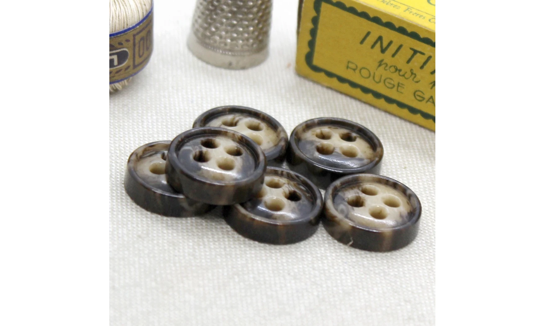 Vintage button 044A