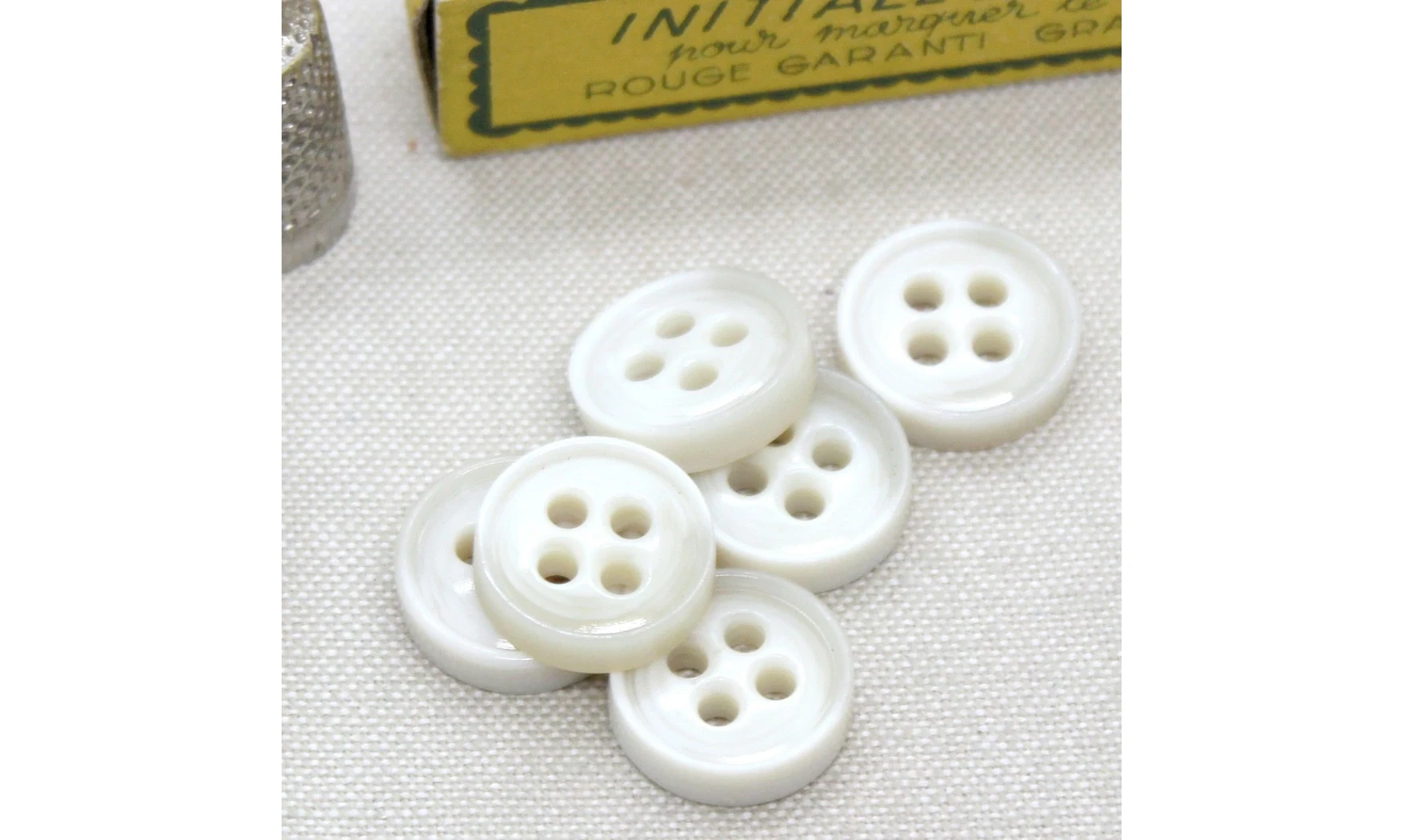 Vintage button 045A