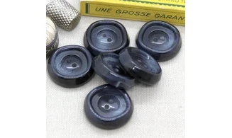 Vintage button 102B2