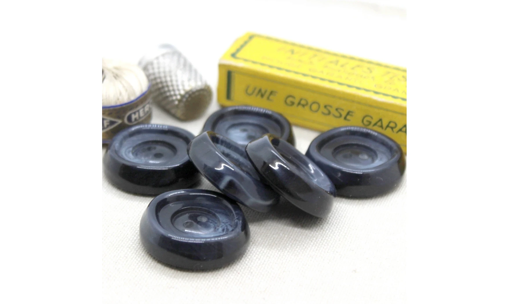 Vintage button 102B2