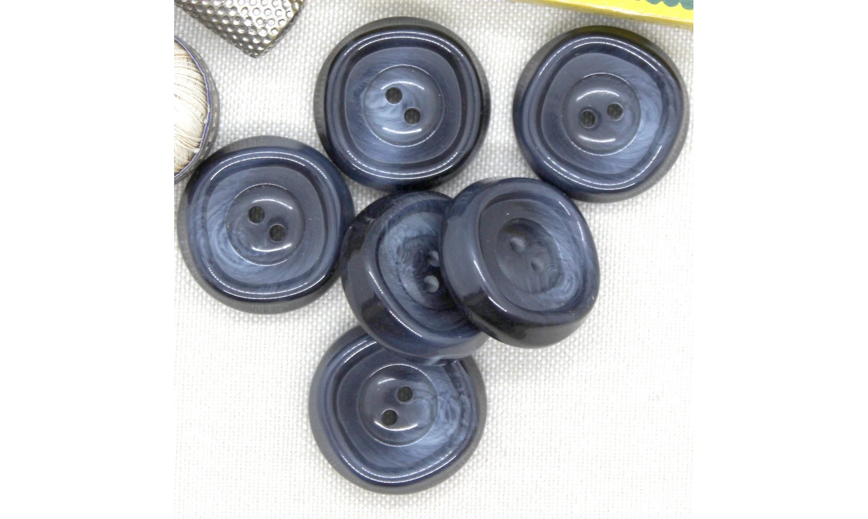 Vintage button 102B2