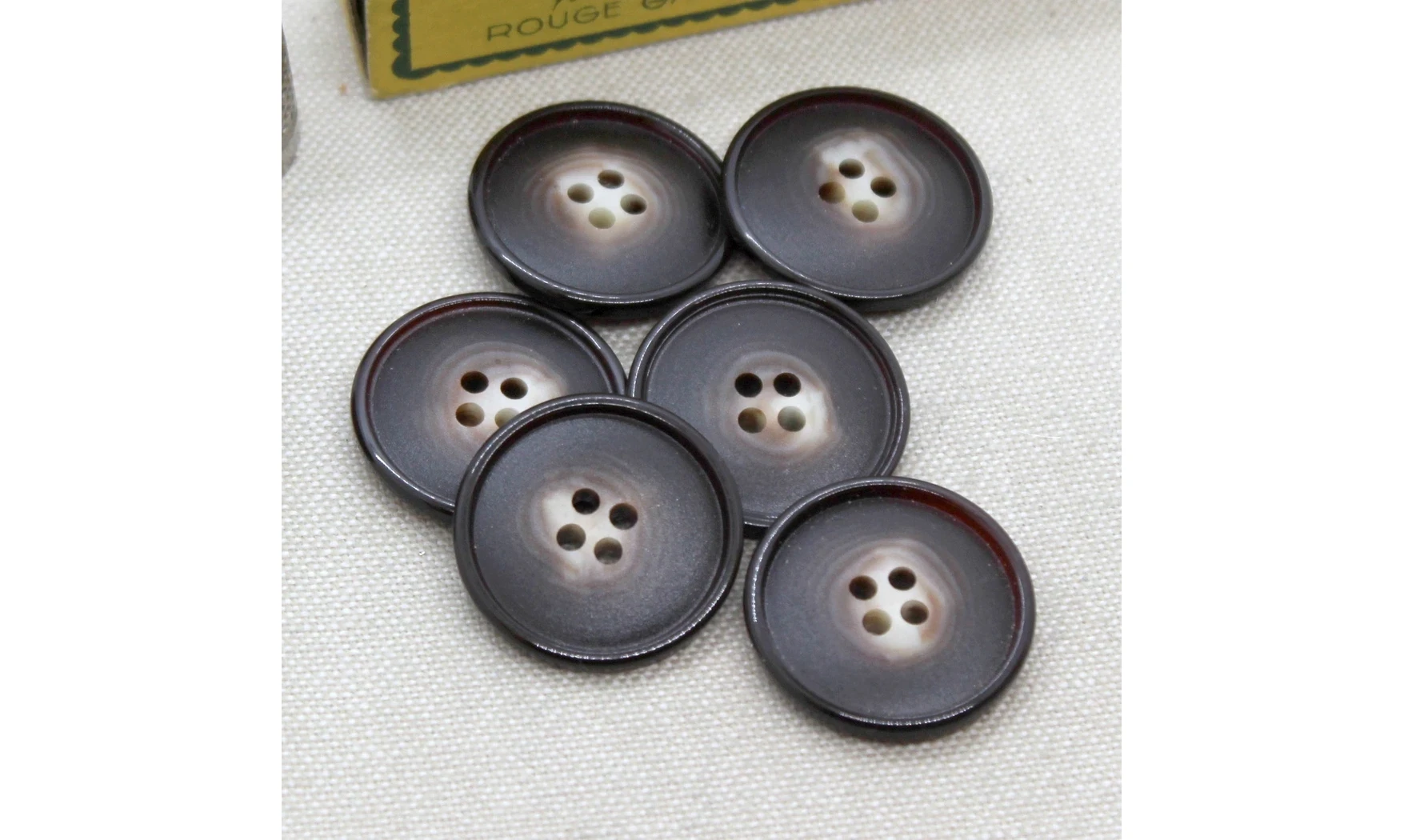 Vintage button 048A