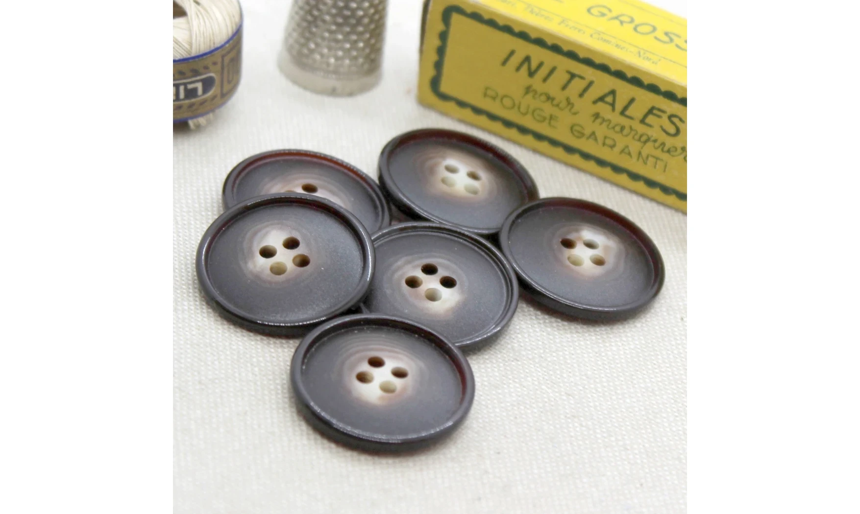 Vintage button 048A