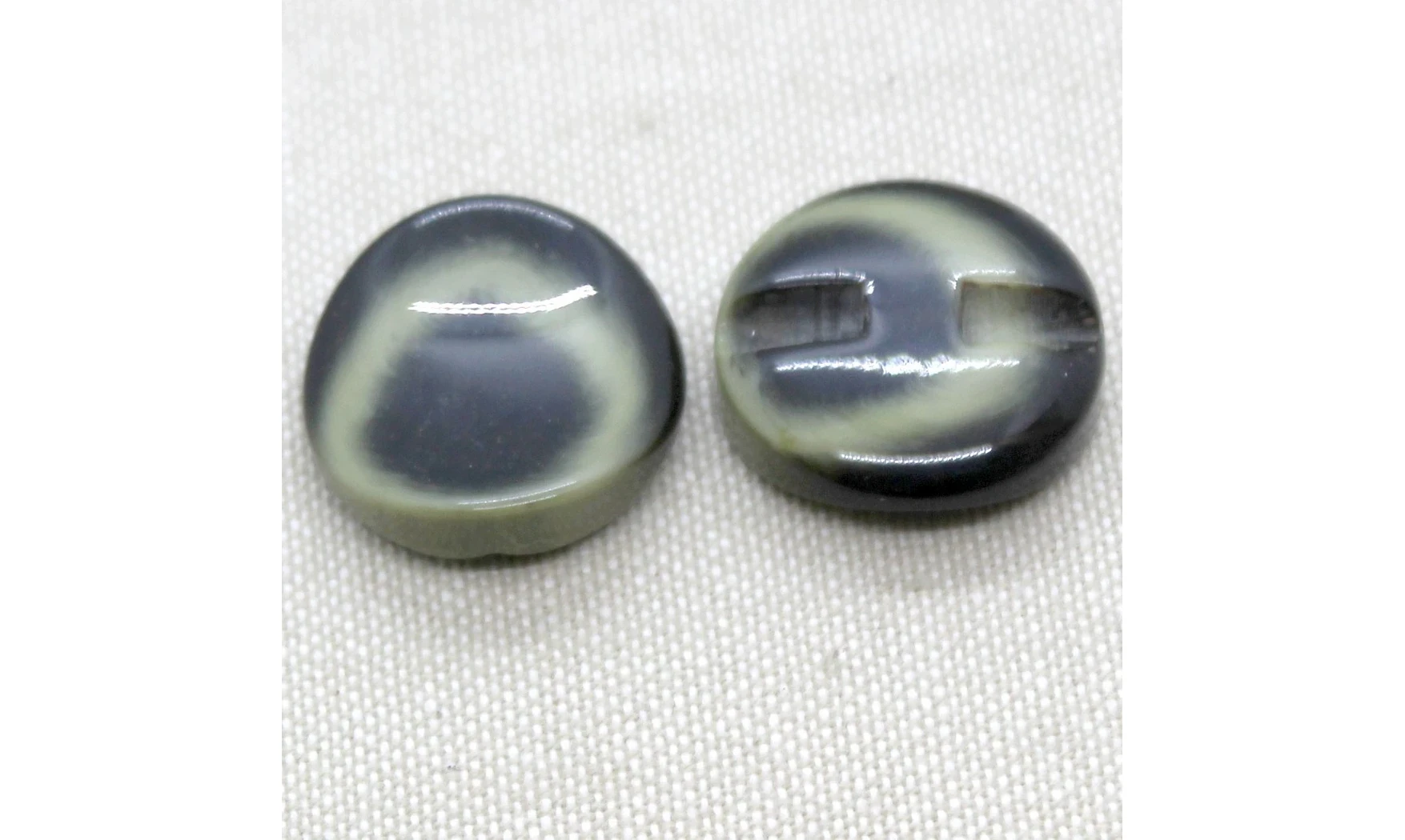 Vintage Button 147B-2
