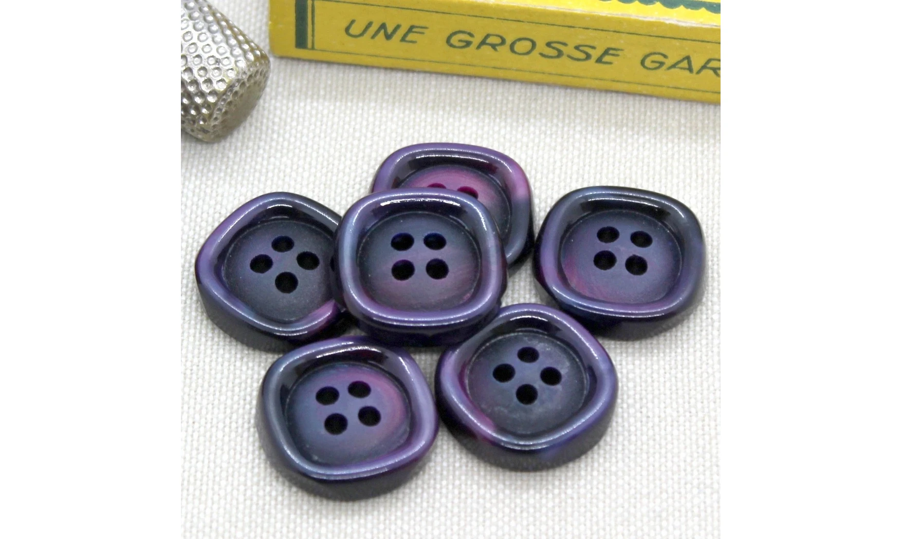Vintage Button 087B-2