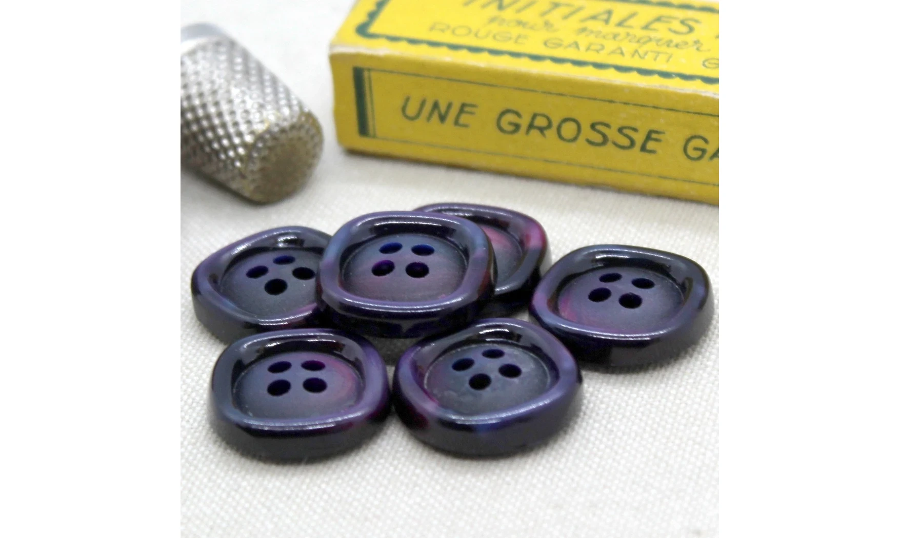 Vintage Button 087B-2