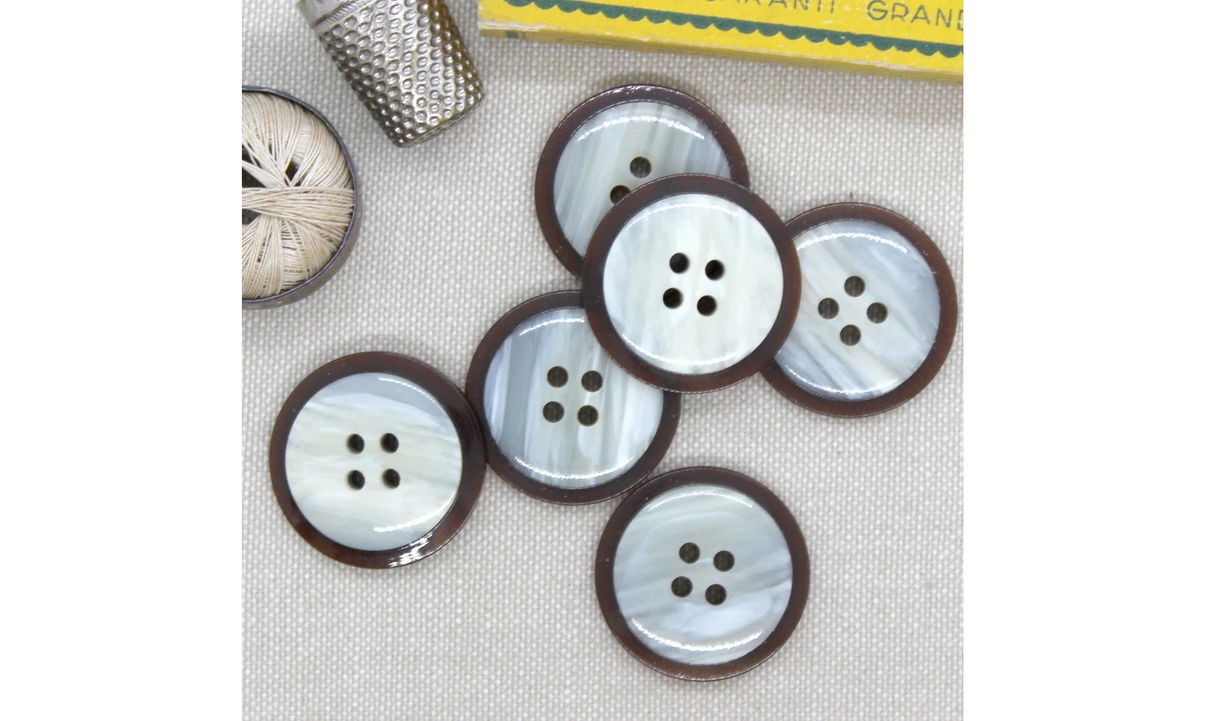 6 boutons / 27MM / Brun