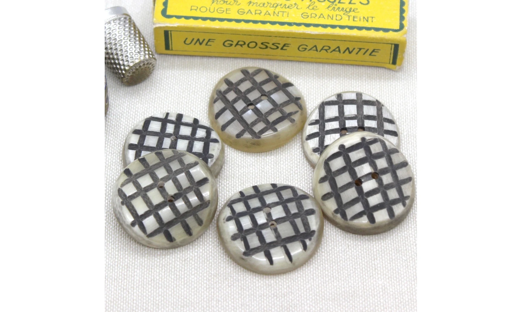 6 boutons / 30MM / Quadrillage