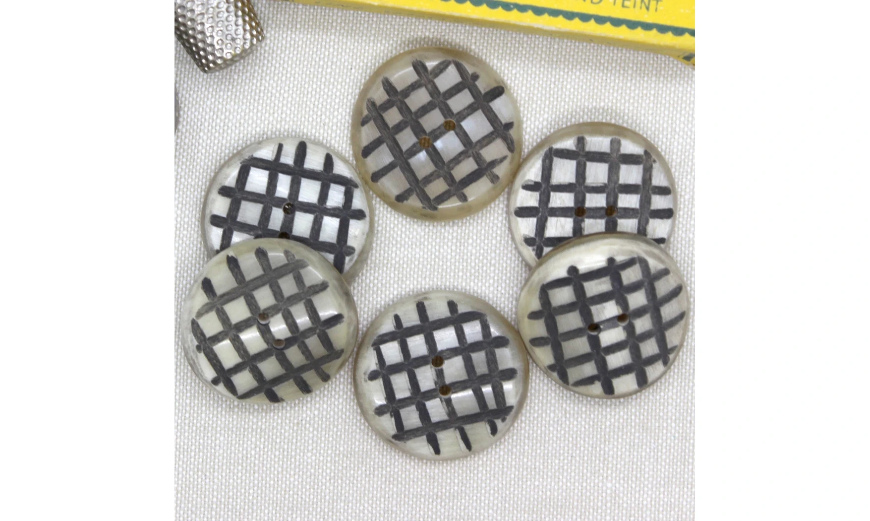 6 boutons / 30MM / Quadrillage