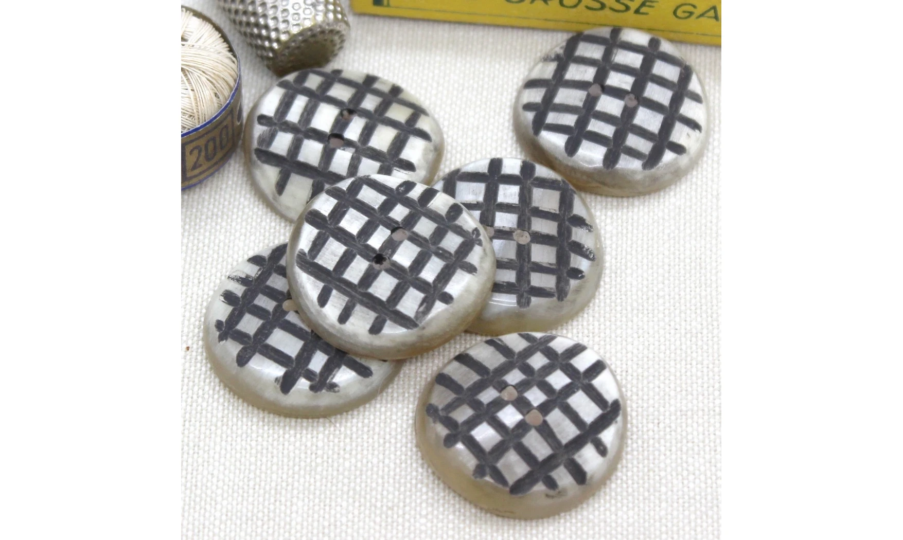 6 boutons / 28MM / Quadrillage