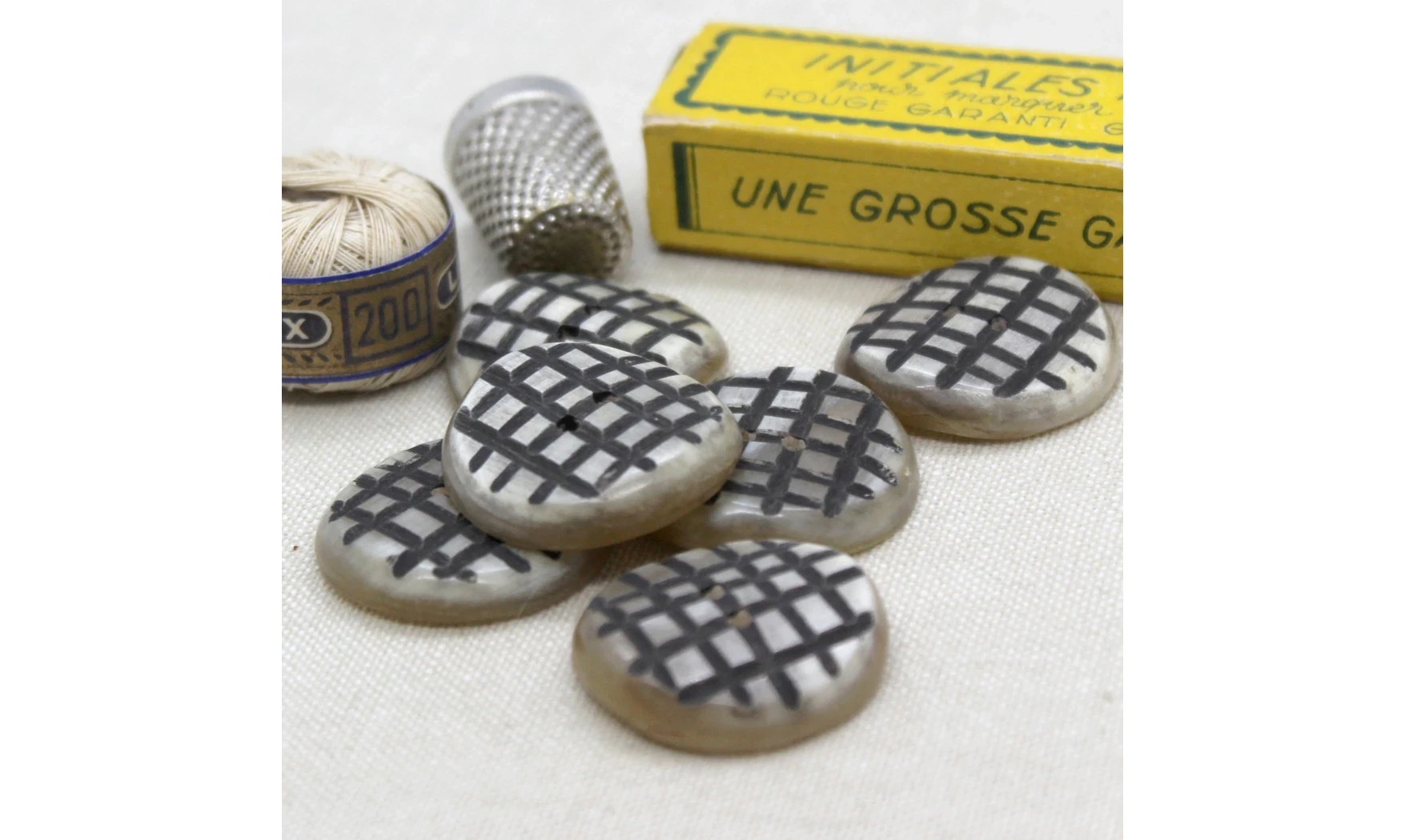 6 boutons / 28MM / Quadrillage