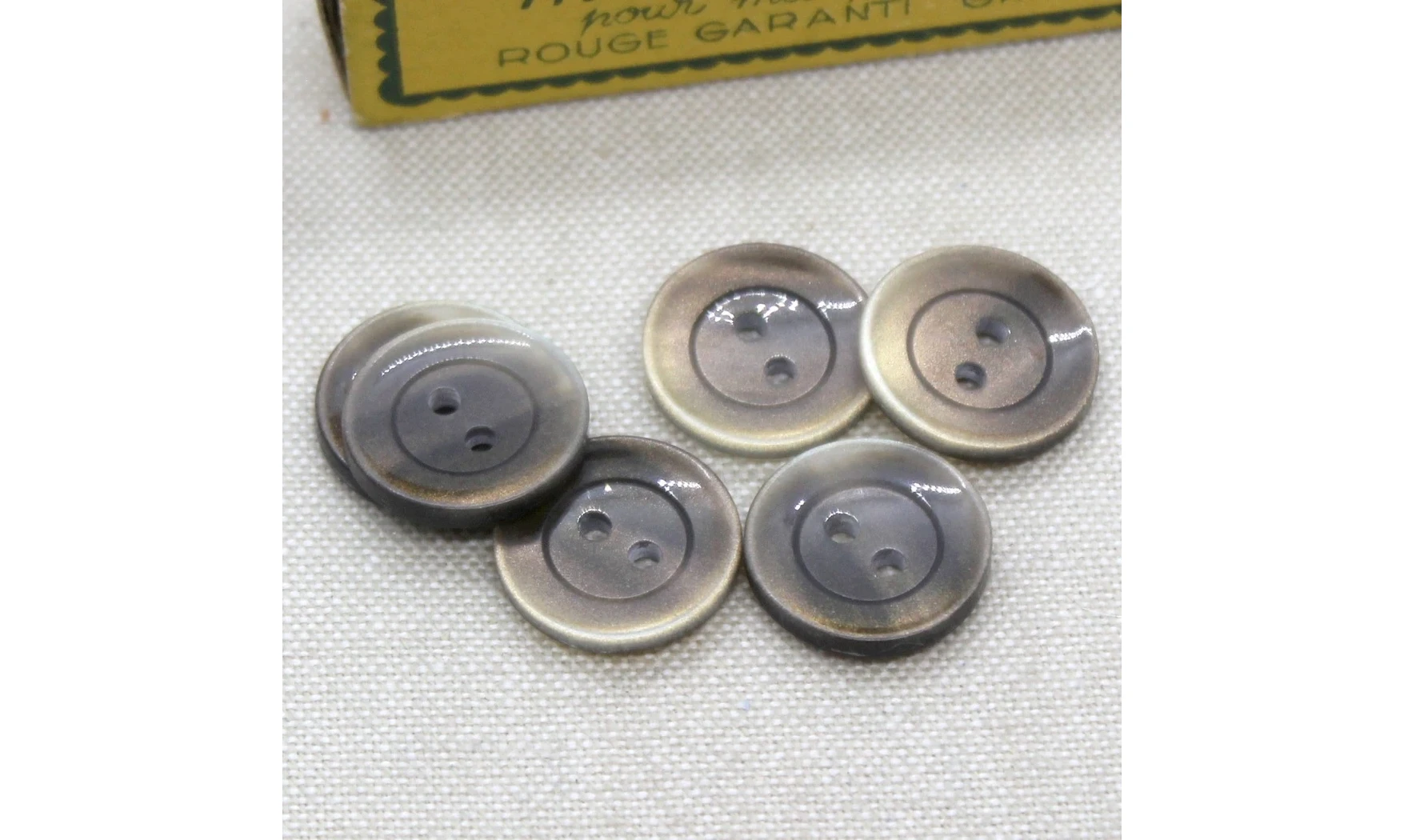 Vintage Button 053A