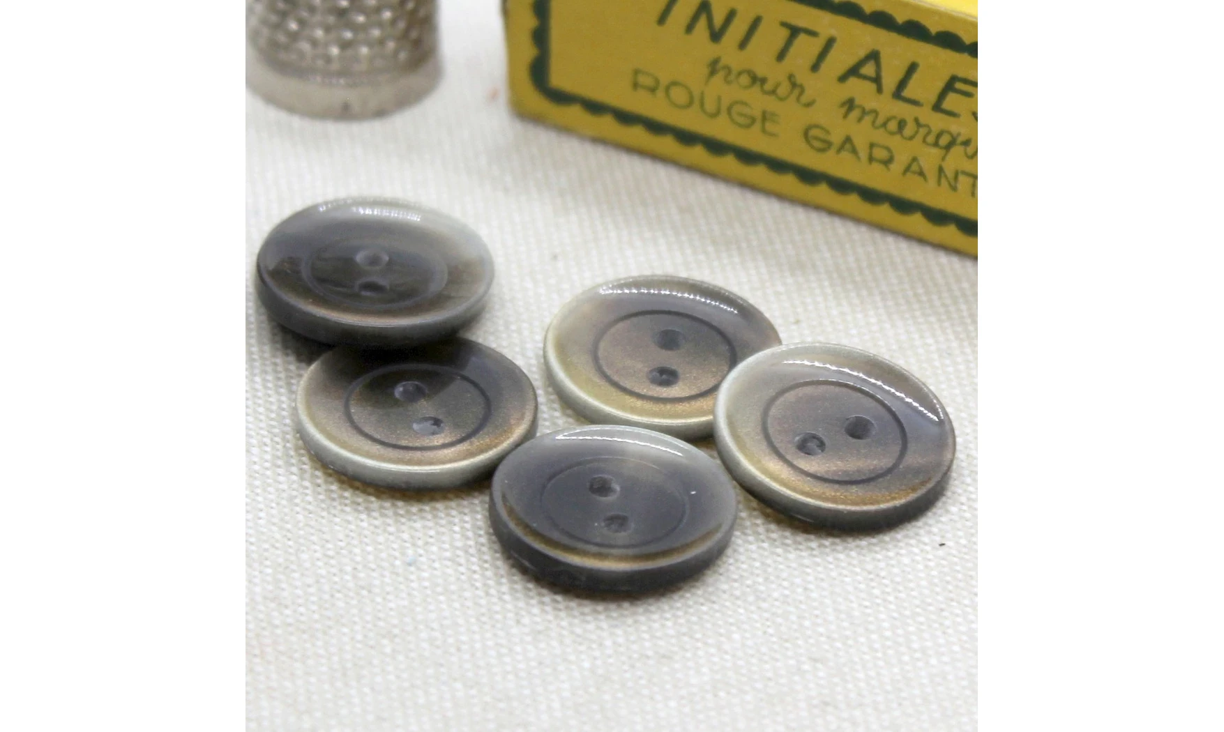 Vintage Button 053A