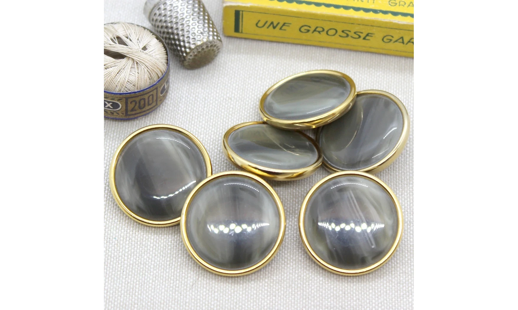 6 boutons / 27,5MM/ cabochon Vert, or