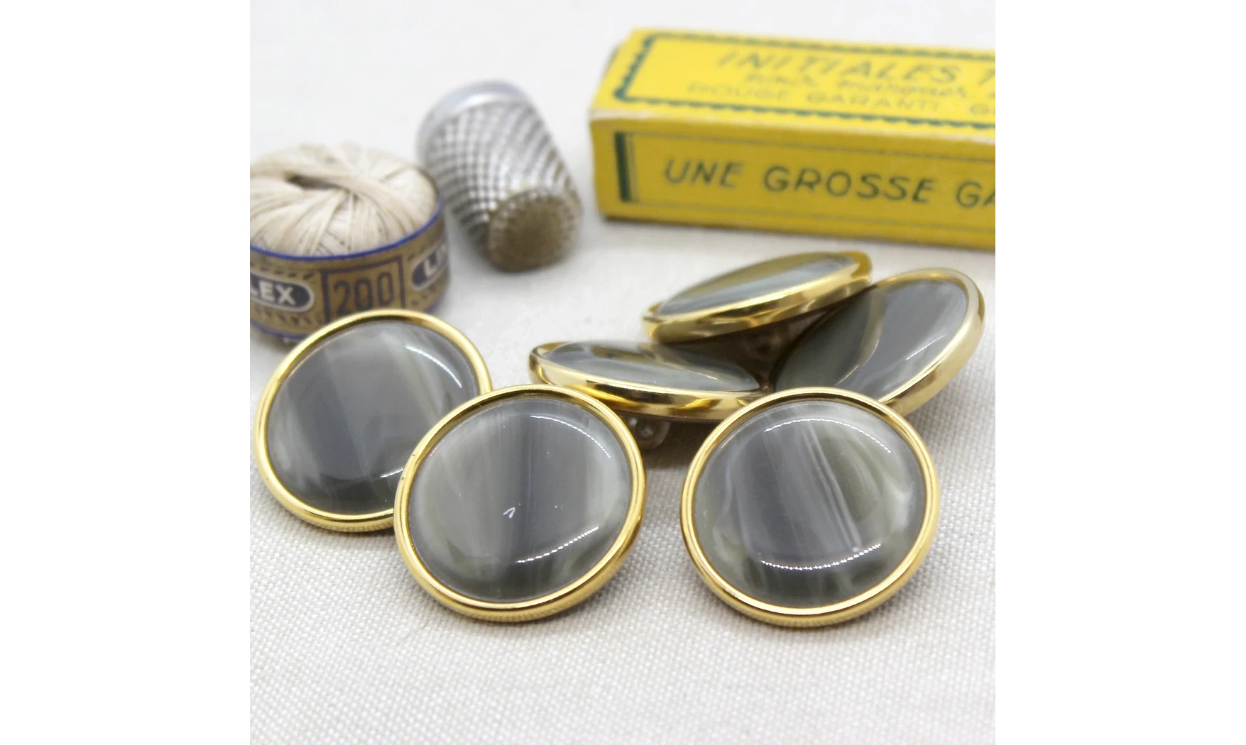 6 boutons / 27,5MM/ cabochon Vert, or