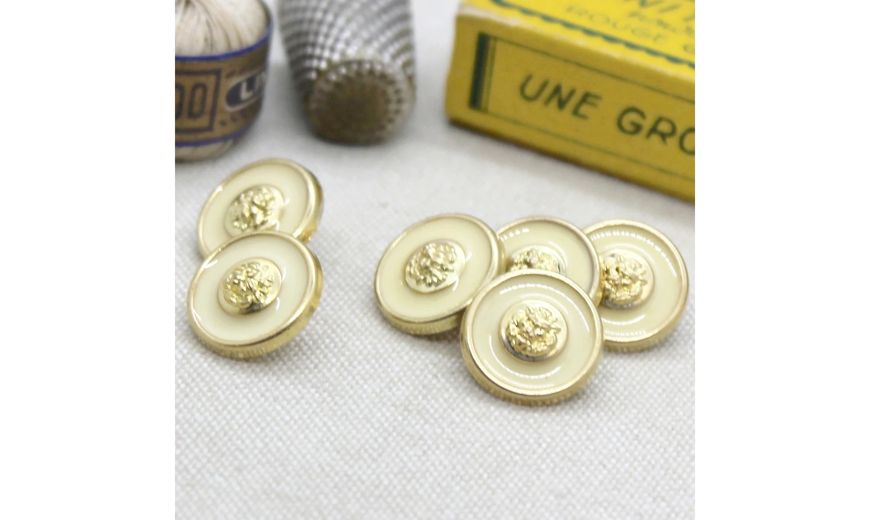 6 boutons / 15MM / Beige et centre doré