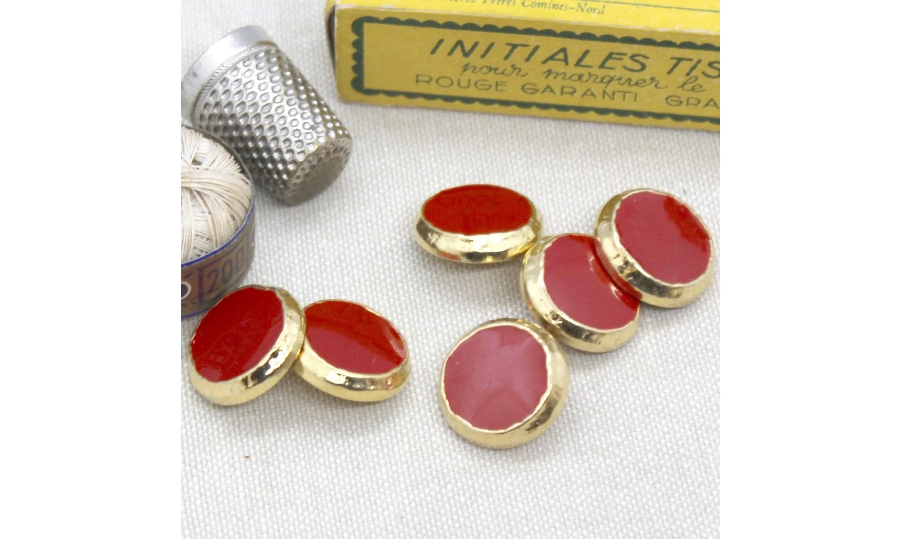 6 boutons / 18MM / Rouge et contour doré