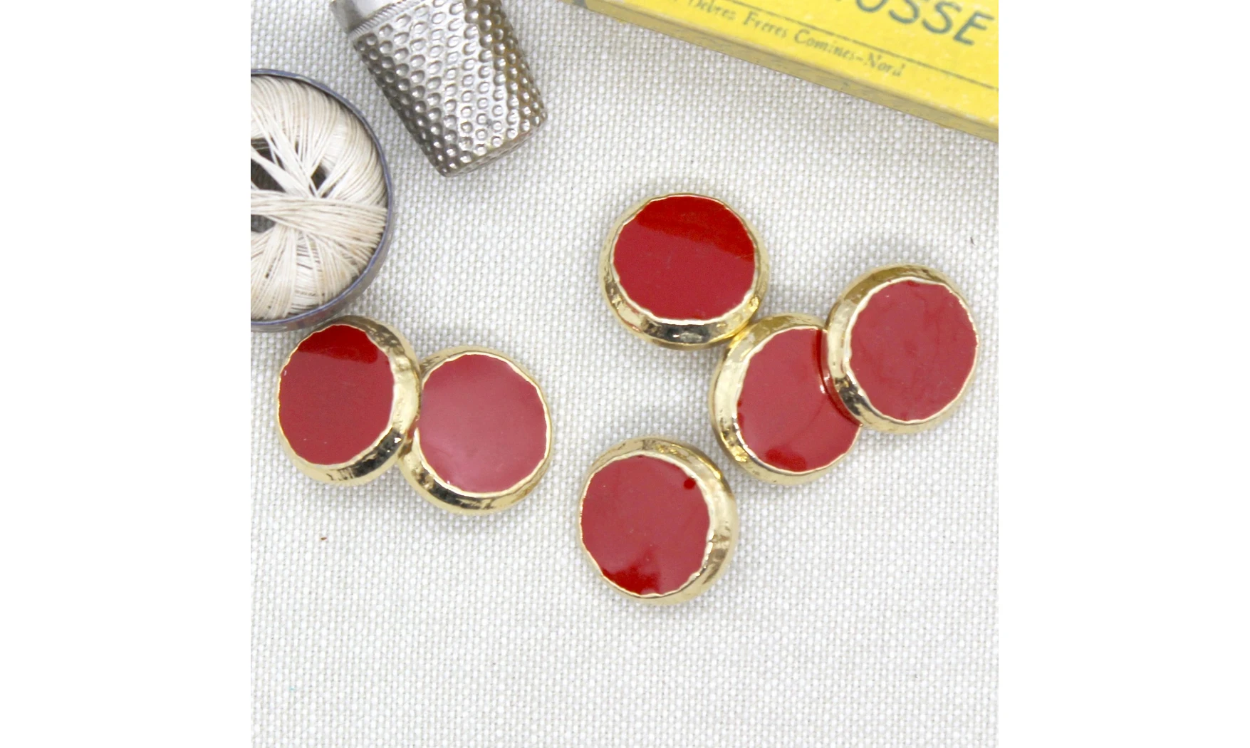 6 boutons / 18MM / Rouge et contour doré