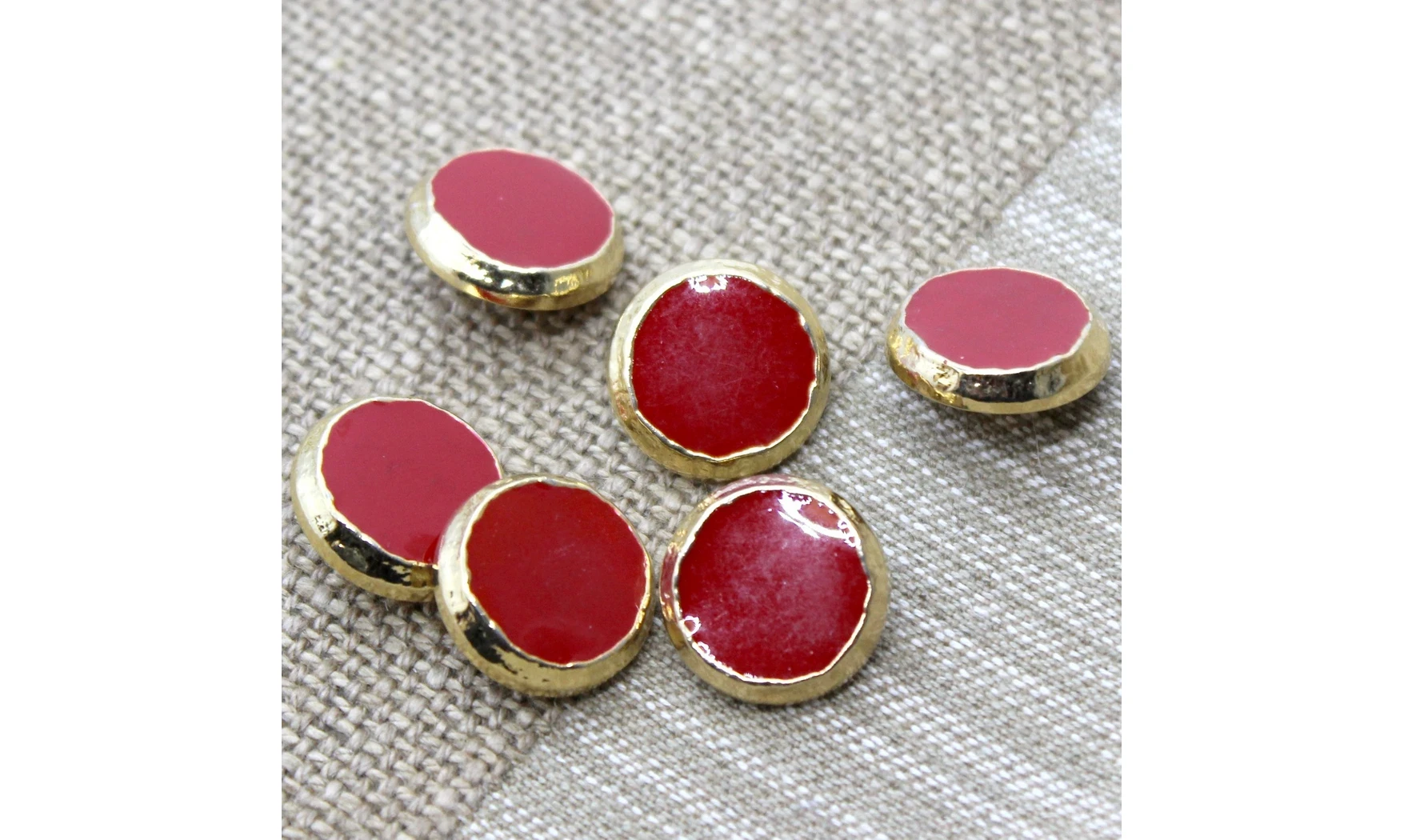 6 boutons / 18MM / Rouge et contour doré