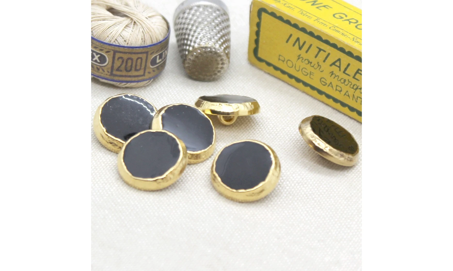 6 boutons / 18MM / Noir et contour doré