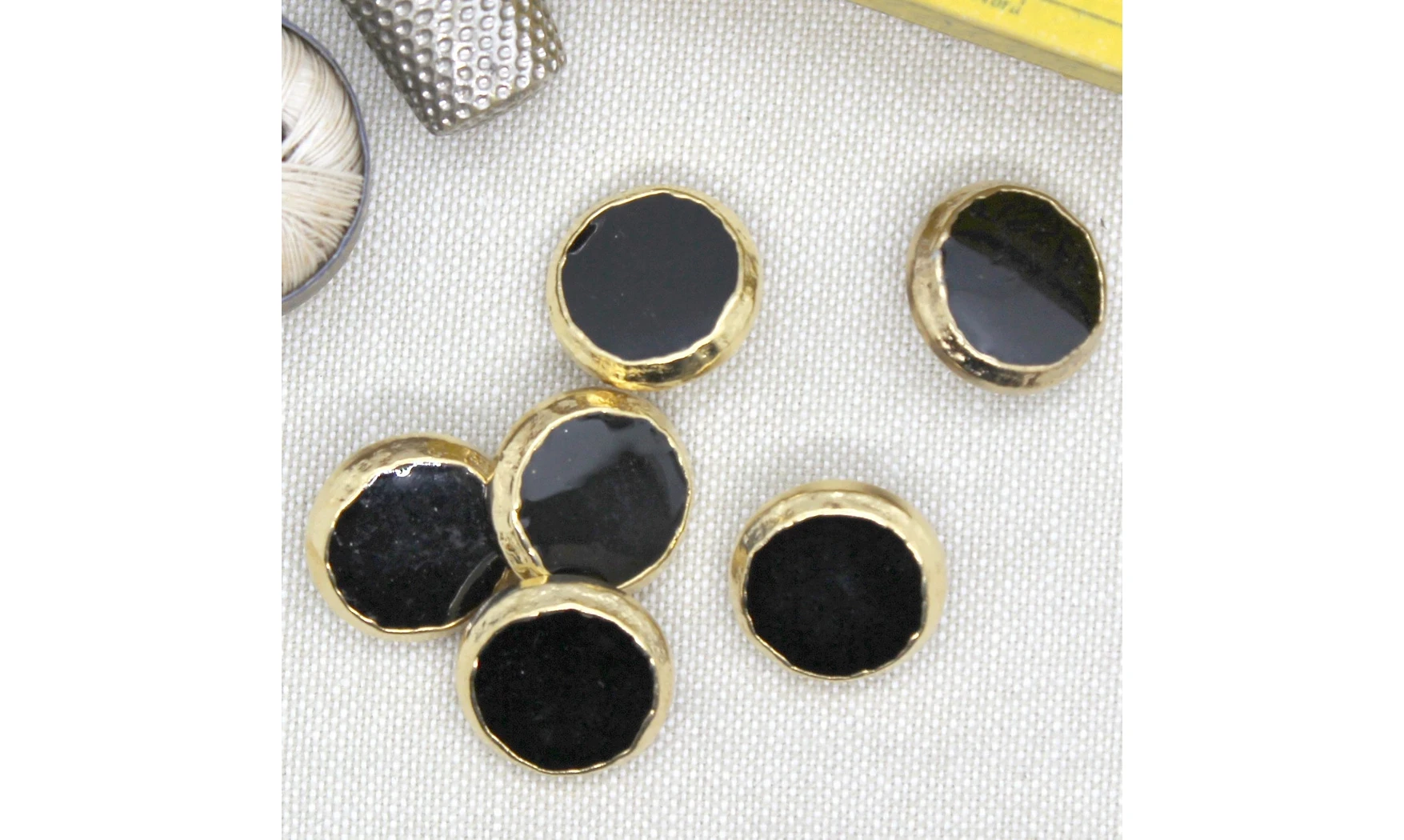 6 boutons / 18MM / Noir et contour doré