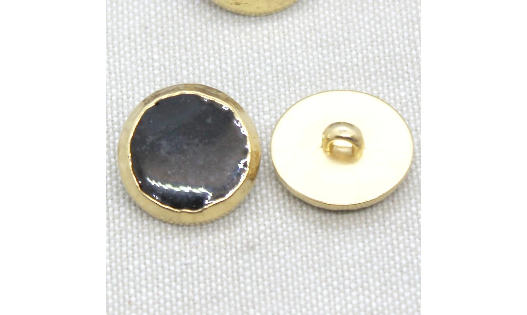 6 boutons / 18MM / Noir et contour doré