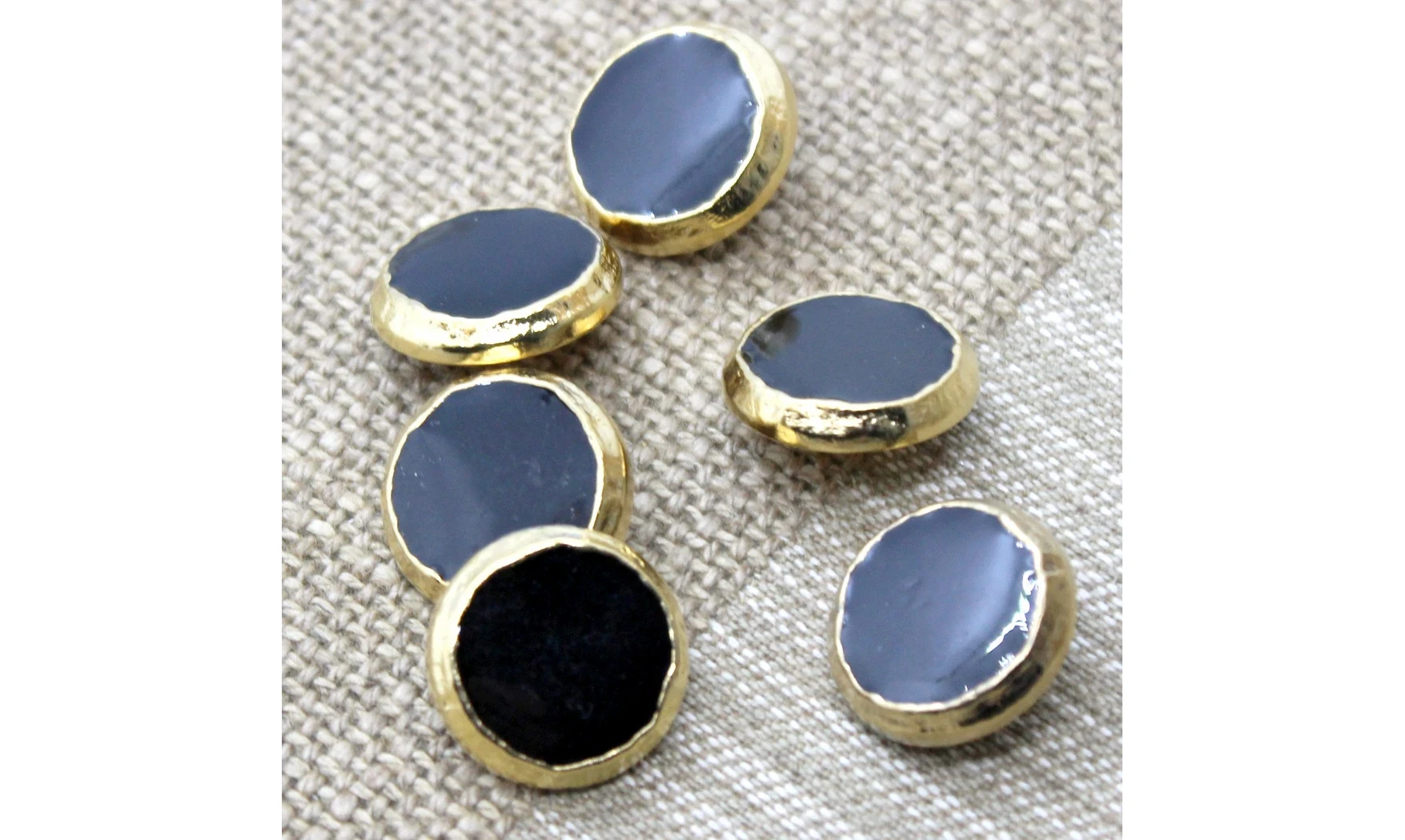 6 boutons / 18MM / Noir et contour doré