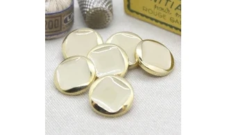 6 boutons / 18MM /Ivoire et contour doré