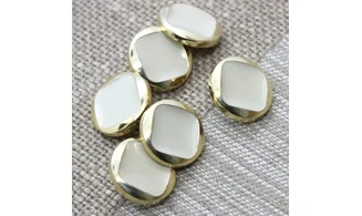 6 boutons / 18MM /Ivoire et contour doré