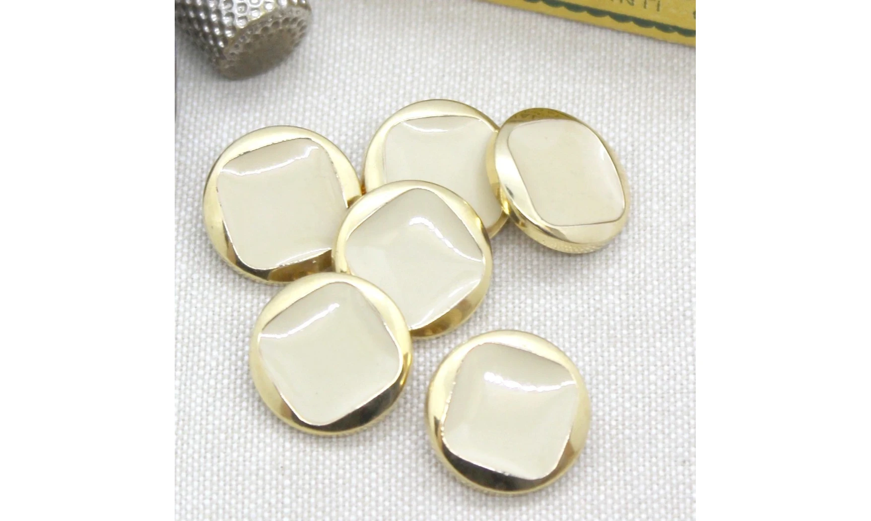 6 boutons / 18MM /Ivoire et contour doré