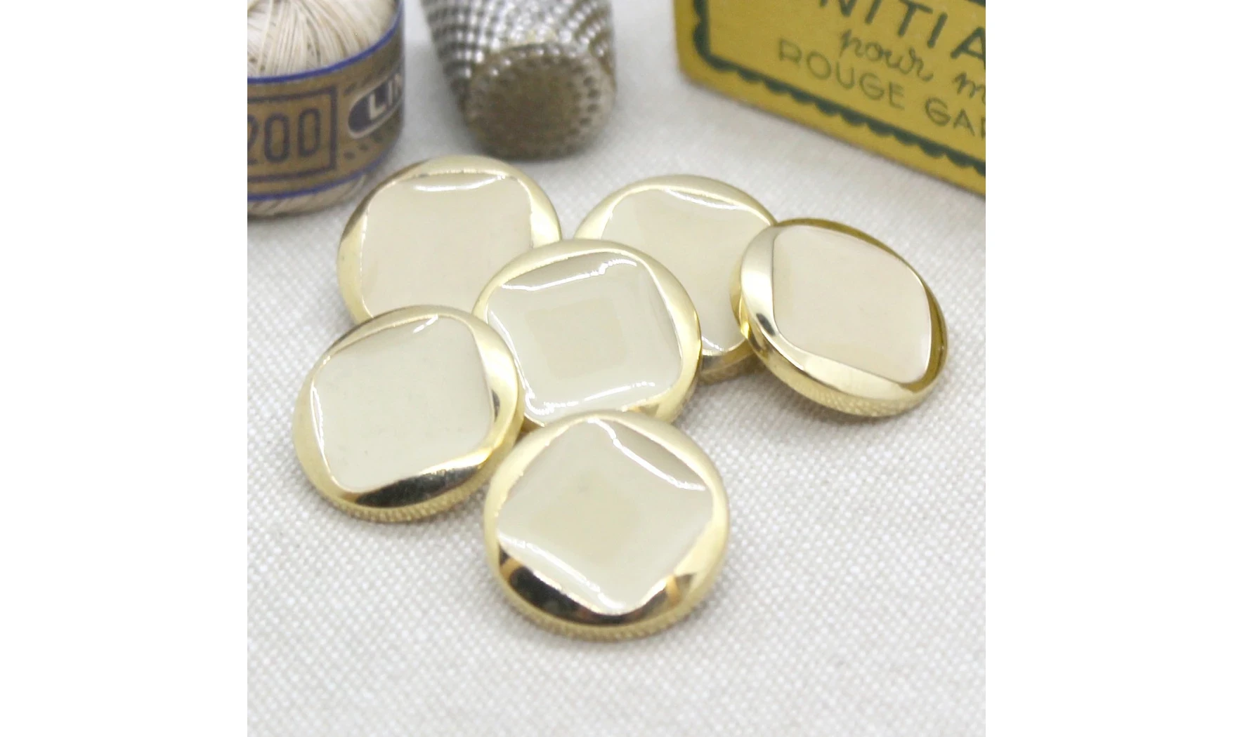 6 boutons / 18MM /Ivoire et contour doré