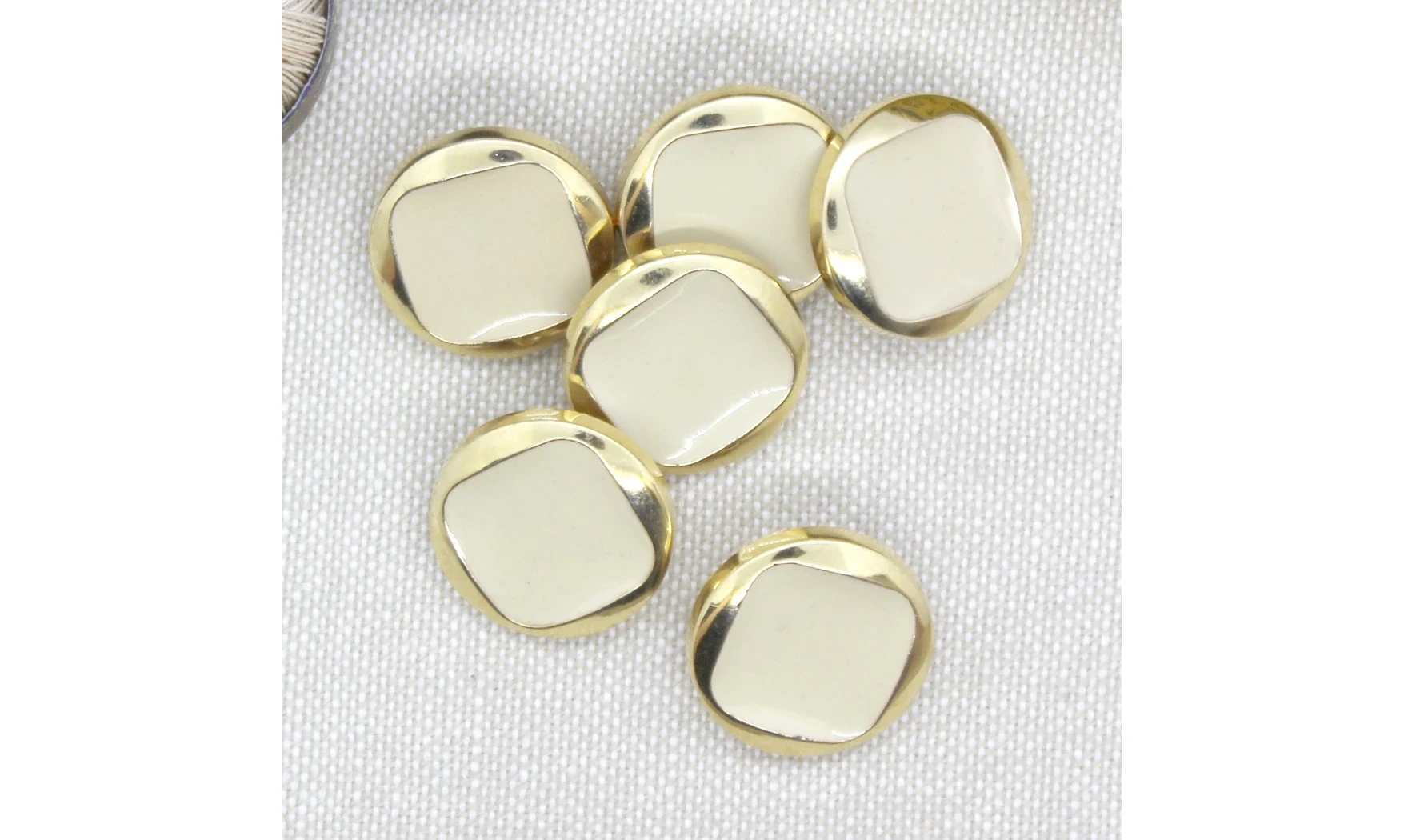 6 boutons / 18MM /Ivoire et contour doré