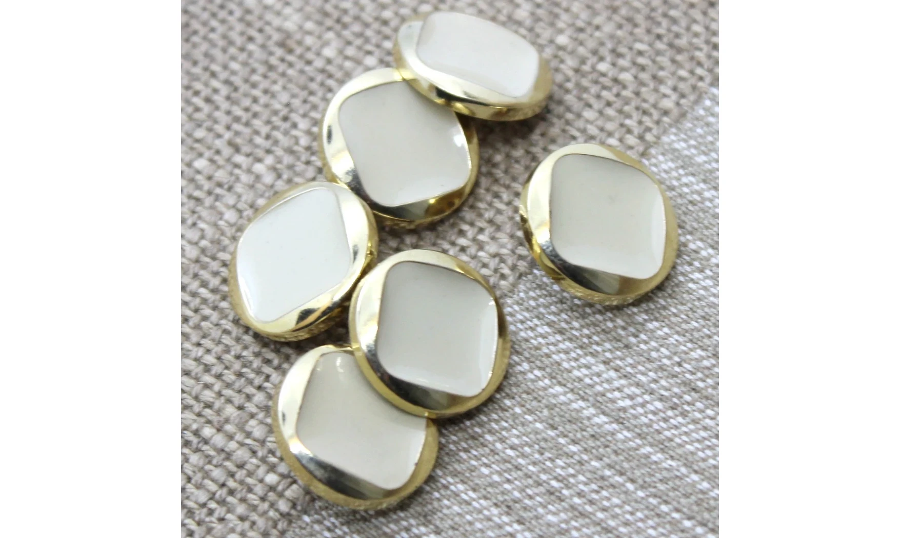 6 boutons / 18MM /Ivoire et contour doré