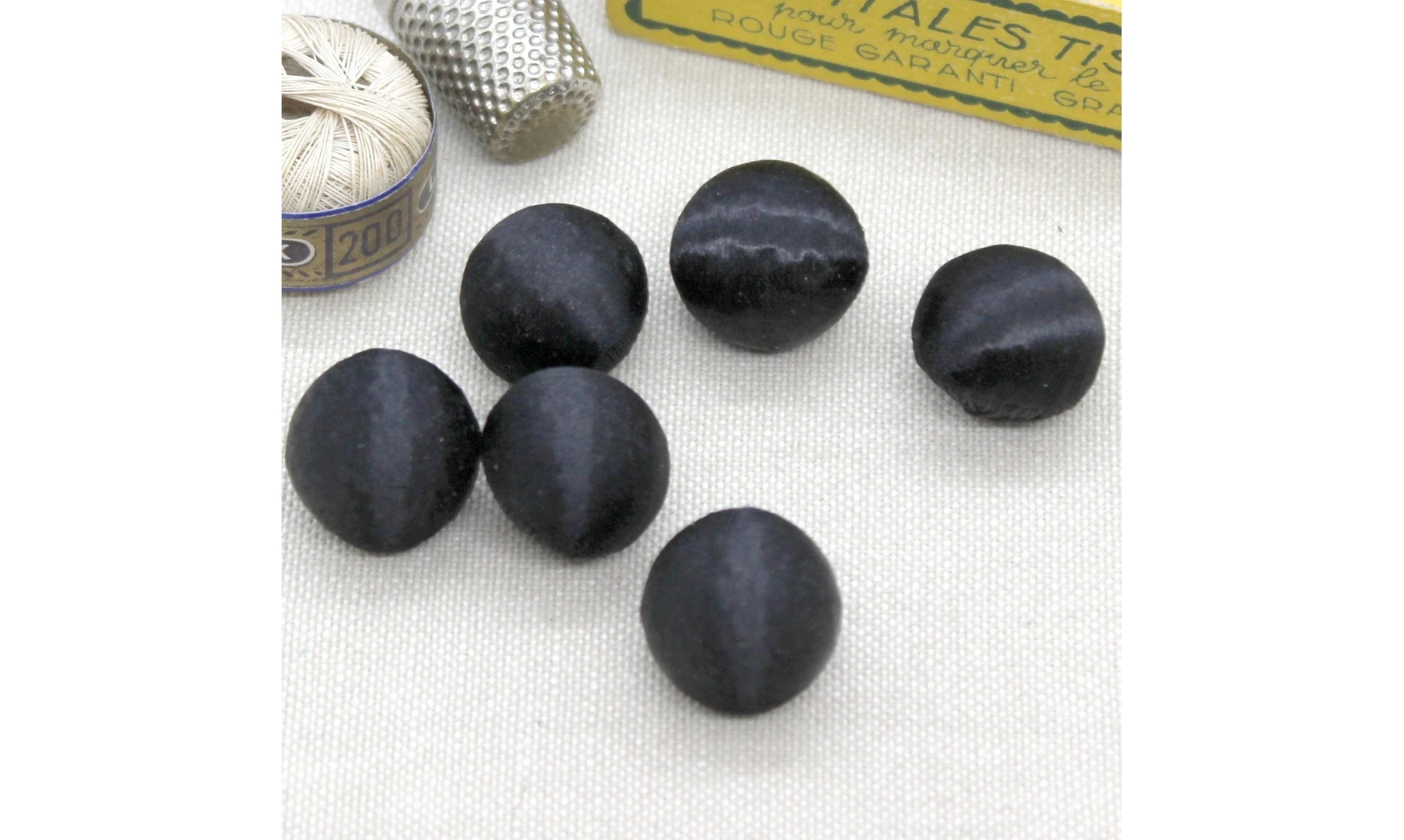 6 boutons / 18MM / Soie noire