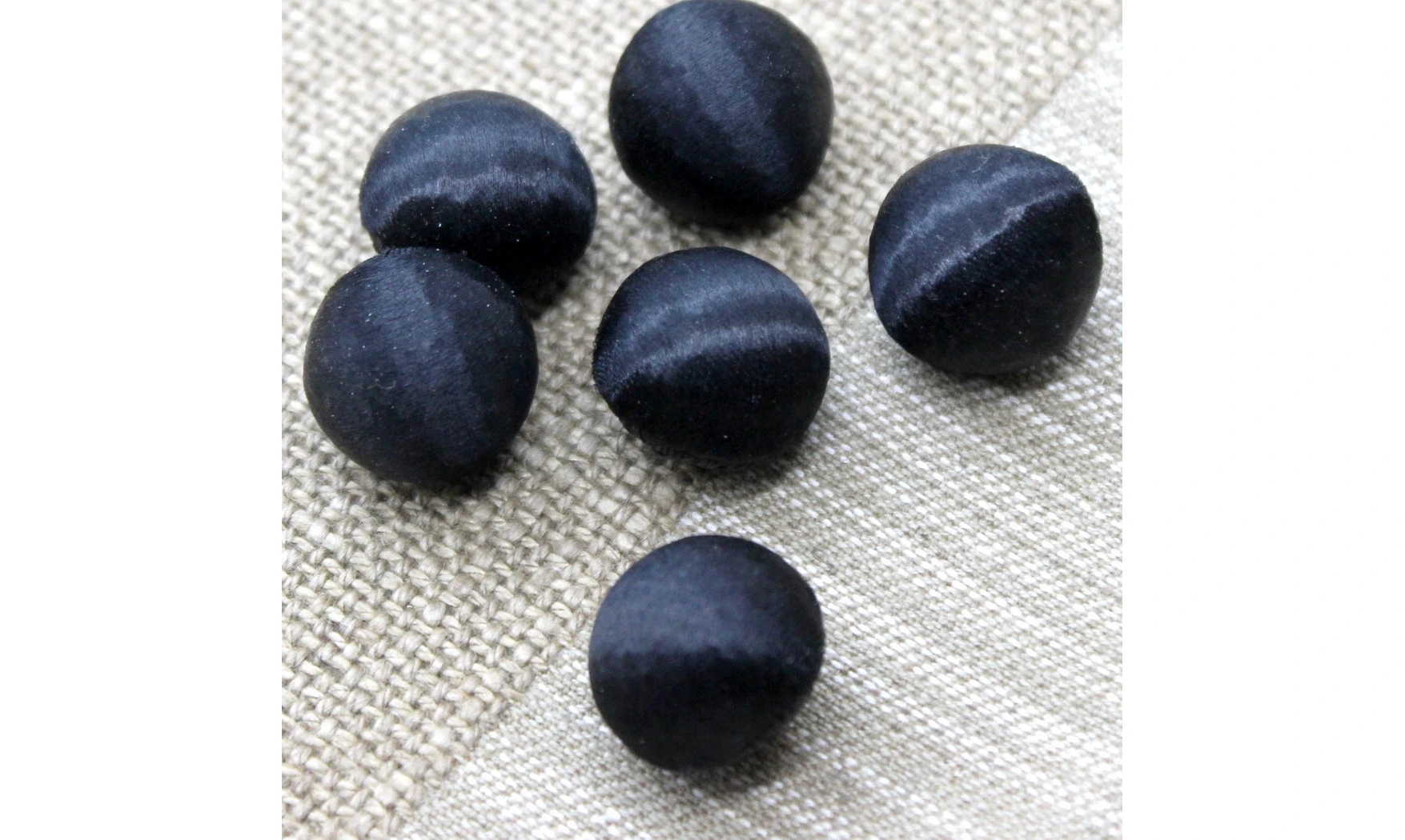 6 boutons / 18MM / Soie noire