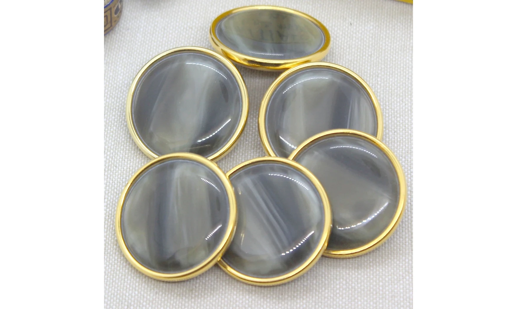 6 boutons / 31,5MM / Cabochon vert, or