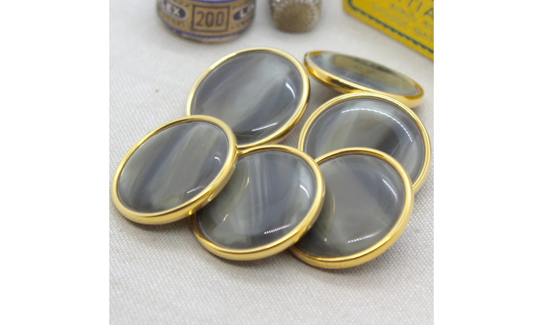 6 boutons / 31,5MM / Cabochon vert, or
