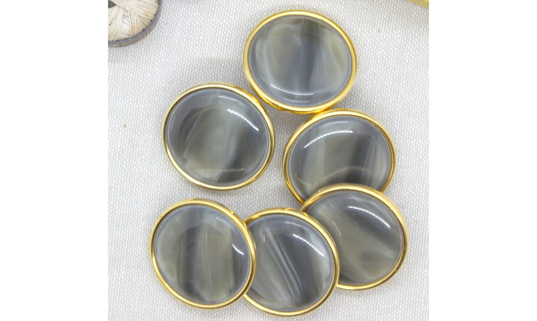 6 boutons / 31,5MM / Cabochon vert, or