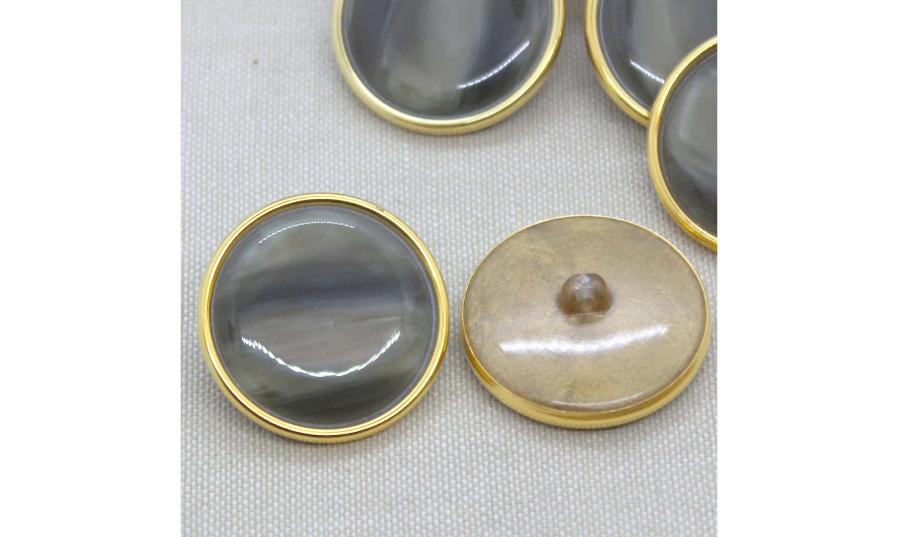 6 boutons / 31,5MM / Cabochon vert, or
