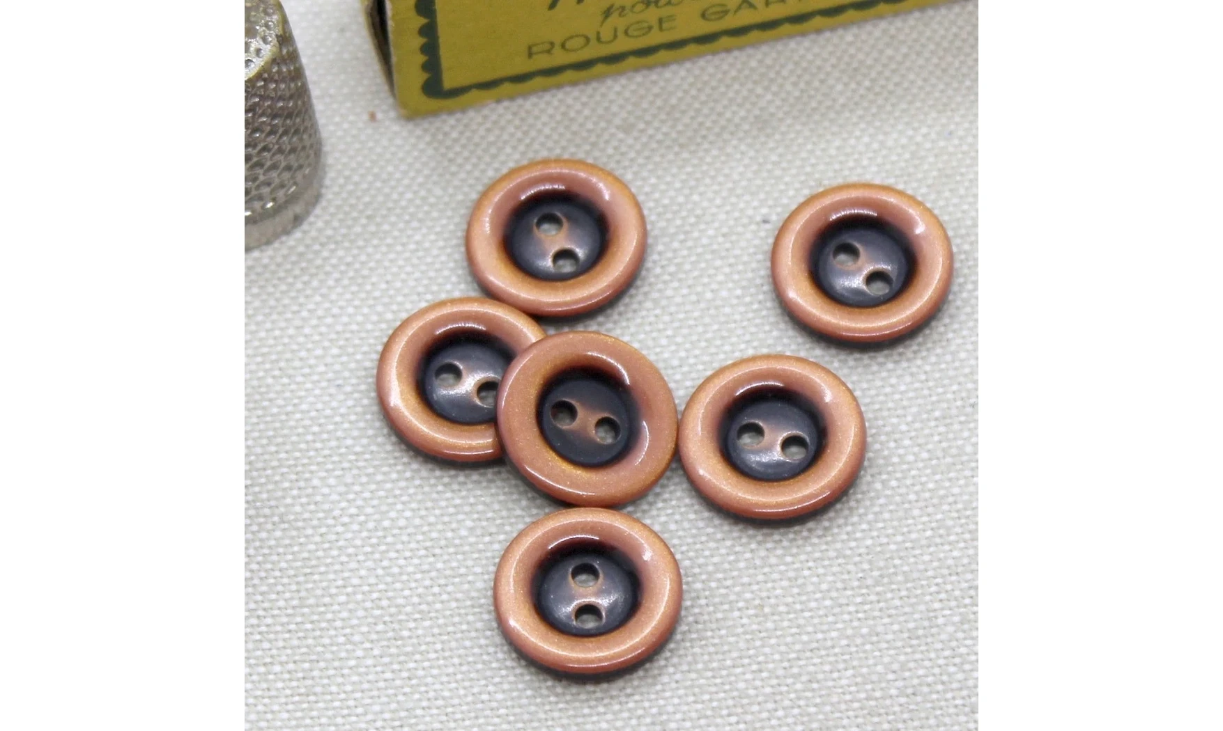 Vintage button A057A