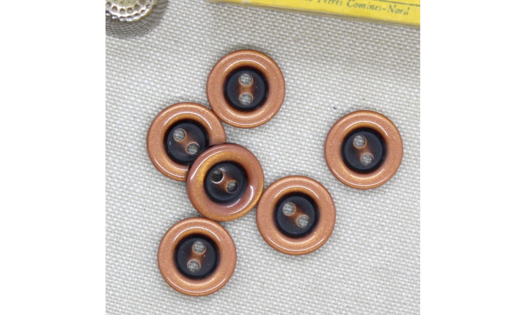Vintage button A057A