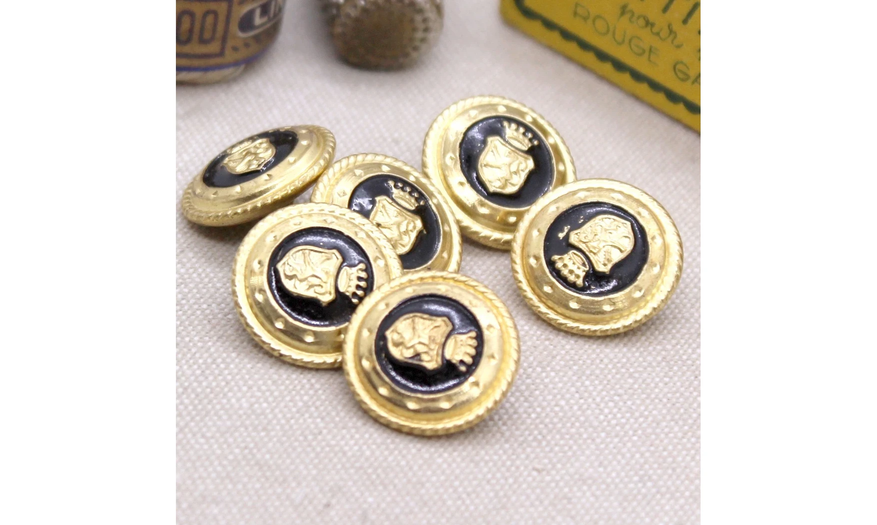 Vintage Button 422B