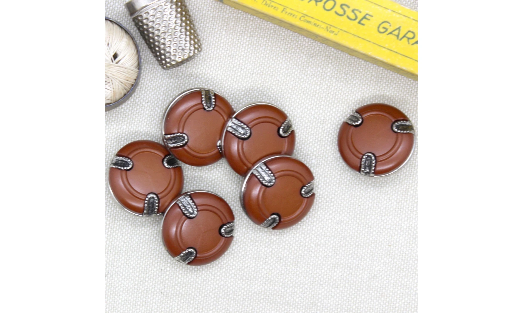 6 boutons / 22MM / Brun Caramel